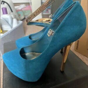 Wild pair heels size 7.5